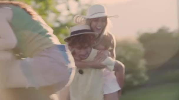 Grupo de amigos disfrutando del verano en la piscina — Vídeo de stock