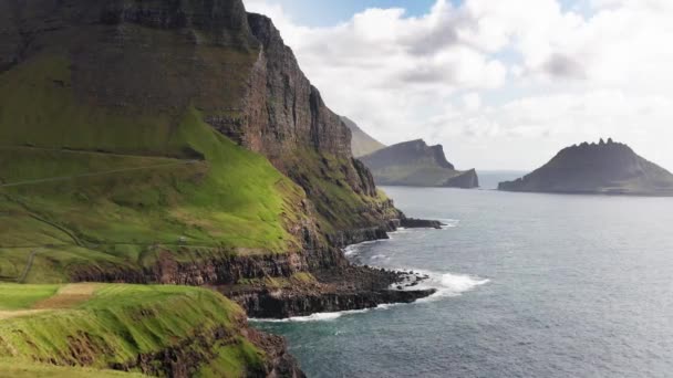 Vista aerea di Wild Shoreline. Vista aerea di splendida costa in condizioni atmosferiche nuvolose.Avanti stabilendo colpo. Isole Faroe aerea — Video Stock