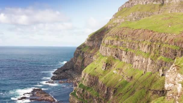 Vista aerea di Wild Shoreline. Vista aerea di splendida costa in tempo soleggiato.Avanti stabilendo colpo. Isole Faroe aerea — Video Stock