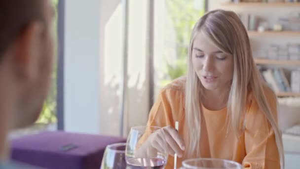 Mujer hablando mientras comen juntos, bebiendo vino.Los amigos disfrutan de una cena o almuerzo moderno en casa. — Vídeos de Stock