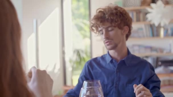 Man praten tijdens het eten samen, wijn drinken.Vrienden genieten van moderne home party diner of lunch.Handheld video — Stockvideo
