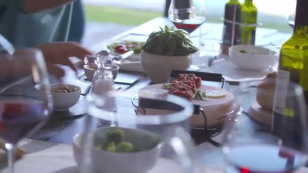 Detalhe do homem tempero carne grelhada com pimenta shaker na mesa de jantar. Mãos de perto à mão. Homem salgar carne grelhada detalhe — Vídeo de Stock