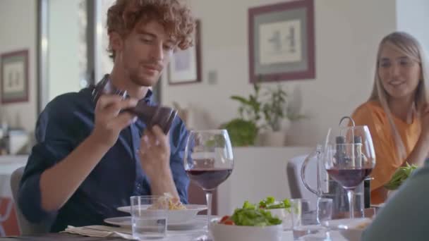 Détail de l'assaisonnement homme viande grillée avec salière à table. Les mains en gros plan à la main. Homme salage détail viande grillée — Video