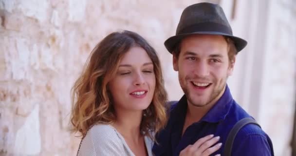 Duas pessoas sorrindo retrato. Homem e mulher sorrindo e beijando retrato. Vista frontal, close-up, câmera lenta.Homem e mulher olhando para a câmera. Conceito de amizade ou amor . — Vídeo de Stock