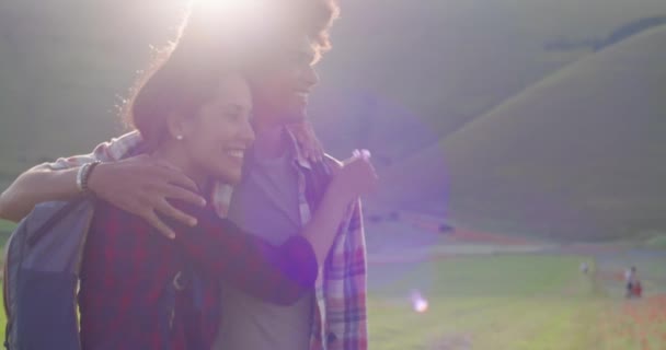 Homem e mulher sorrindo e rindo juntos ao ar livre ao pôr do sol.Lento movimento close-up.L casal oving desfrutar do pôr do sol juntos em um campo — Vídeo de Stock