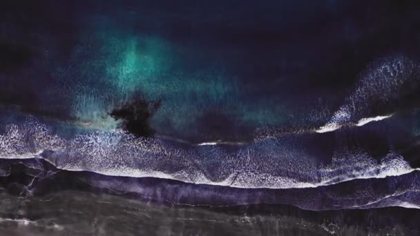 Vue aérienne de la belle plage avec vue sur les vagues de l'océan et l'eau s'écrasant sur le rivage sablonneux à partir de l'angle supérieur. Plage des îles Féroé avec vagues s'écrasant sur le rivage. Pas de personnes, plage sauvage dramatique épique — Video