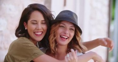 İki kadın gülümseyen portre. Genç kadınlar gülümseyen mutlu portre. Ön taraf, yakın çekim. Kadınlar kameraya bakıyor. Arkadaşlık ya da aşk kavramı