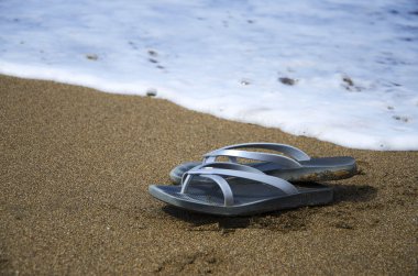 Kumsalda parmak arası terlikler.