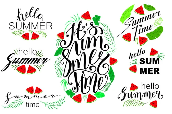 "Hallo zomer "hand geschreven belettering vector illustratie met watermeloen. — Stockvector