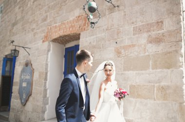 Çift düğün ayakta ve eski şehrin sokaklarında öpüşme olduğunu