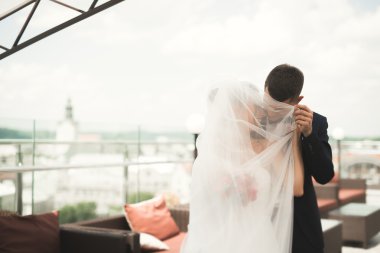 Güzel çift, gelin ve damat ile eski şehir'in backgrounf balkonda poz