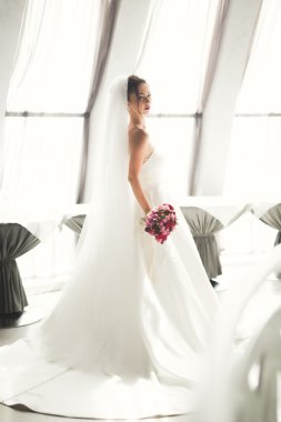 Güzel bir sarışın romantik portresi. Fotoğraf güneşli parlak renkler