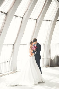 Lüks evli çift, gelin ve damat eski şehirde poz veriyor.