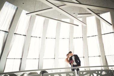 Güzel, mutlu bir düğün çifti, güzel şehirde uzun beyaz elbiseli bir gelin.