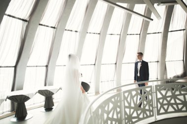 Güzel, mutlu bir düğün çifti, güzel şehirde uzun beyaz elbiseli bir gelin.