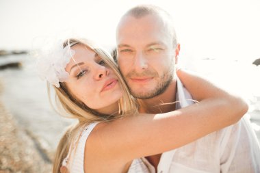 mutlu sadece evli genç düğün kutluyor çift ve güzel bir plaj gün batımında iyi eğlenceler