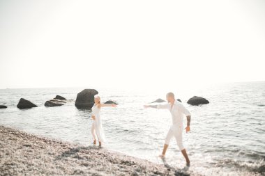 mutlu sadece evli genç düğün kutluyor çift ve güzel bir plaj gün batımında iyi eğlenceler