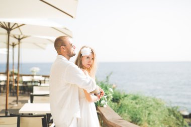 mutlu sadece evli genç düğün kutluyor çift ve güzel bir plaj gün batımında iyi eğlenceler