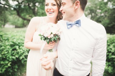 Lüks düğün çift, gelin ve damat parkta poz evli