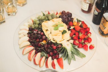 Düğün büfesinde farklı taze meyveler.