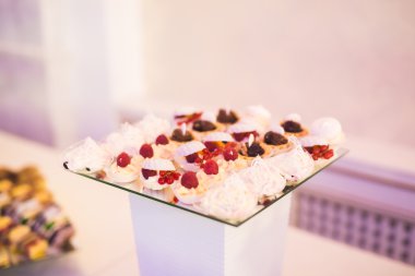 Bir büfe üzerinde pişmiş tatlı çeşitleri