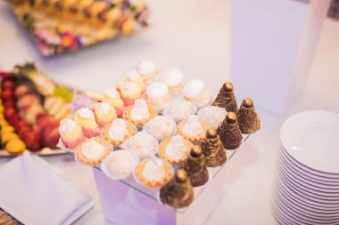 Çeşitli lezzetli tatlılar, yemek fikirleri ve kutlamalarla dolu bir büfe.