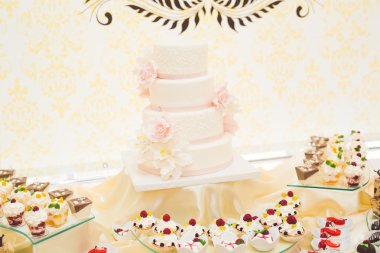 Enfes ve lezzetli bir tatlı masası ve resepsiyonda kapkek fotoğrafları.