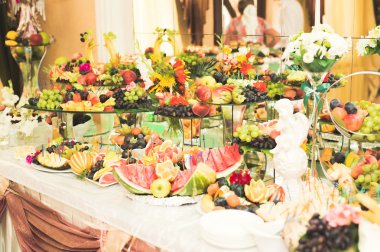 Otantik büfesi, çeşitli taze meyveler, çilek ve narenciye. Tasarım yaratıcı menüsü için hazırlık