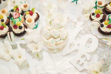 Fransız tatlı rengarenk badem kurabiyesi arka planı, kapatın.