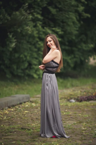 Beauté romantique fille en plein air. Modèle adolescent avec robe décontractée dans le parc. Souffler les cheveux longs . — Photo