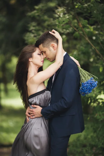 Bonito jovem casal posando ao ar livre após a cerimônia — Fotografia de Stock