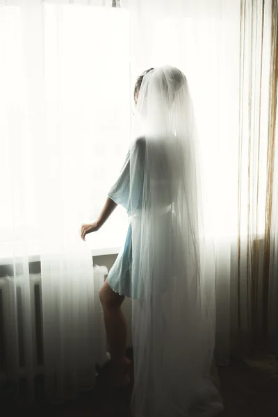 Portrait of beautiful bride with fashion veil at wedding morning. — Stock Photo, Image