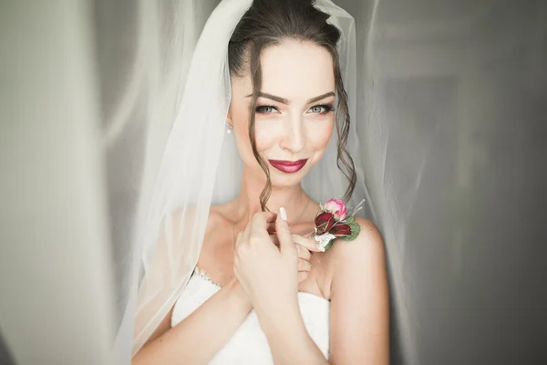 Portrait de belle mariée avec voile de mode au matin du mariage. — Photo