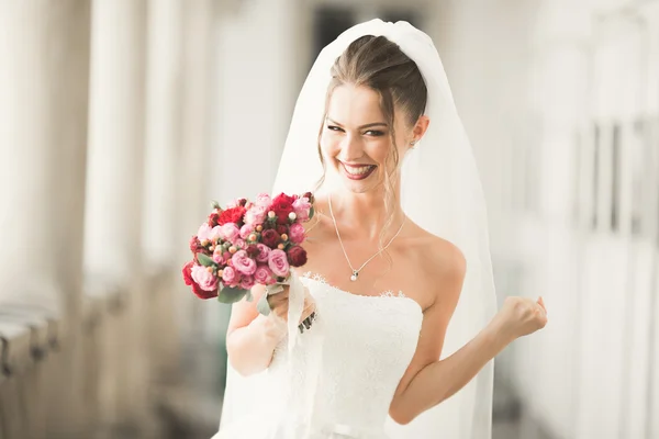 Casamento de luxo noiva, menina posando e sorrindo com buquê — Fotografia de Stock