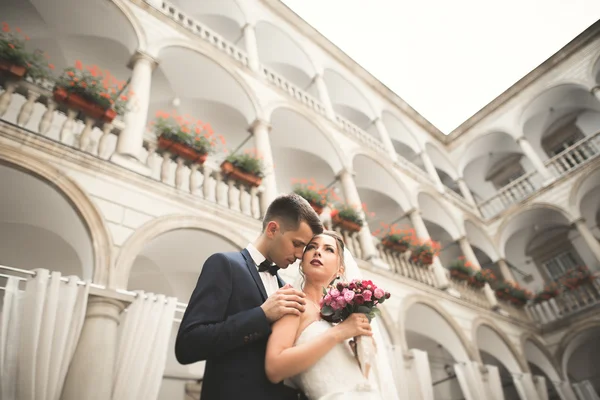 豪華な結婚式のカップル,花嫁と新郎は旧市街でポーズ — ストック写真