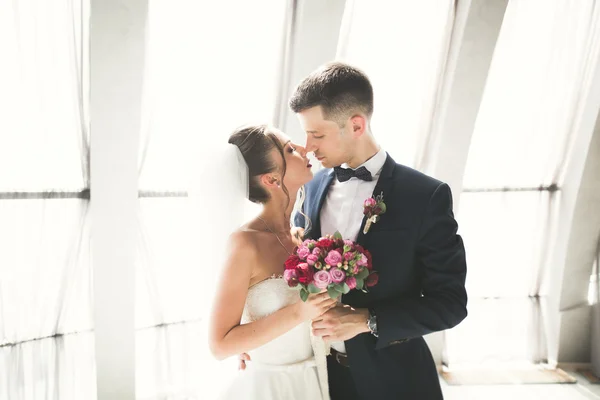 Retrato de feliz pareja de recién casados con ramo de flores —  Fotos de Stock