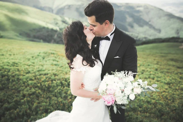 Linda noiva linda posando para noivo e se divertindo, cerimônia de luxo em montanhas com vista incrível, espaço para texto, casal de casamento — Fotografia de Stock