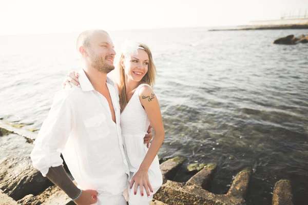 Moda modella coppia con tatuaggio posa al di fuori nea mare — Foto Stock