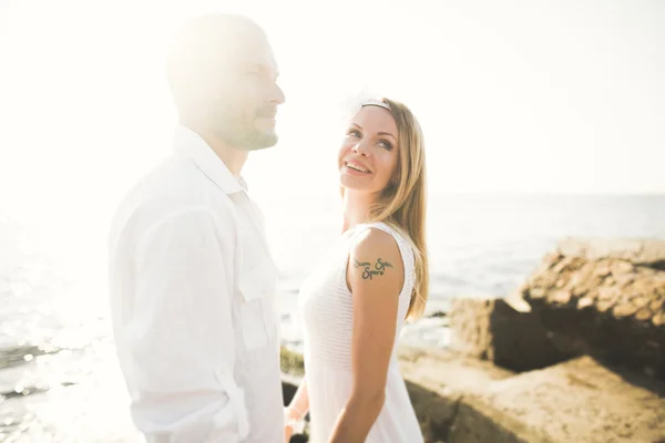 그냥 결혼된 젊은 웨딩 커플을 축 하 하 고 아름 다운 해변 일몰에 재미가 행복 — 스톡 사진