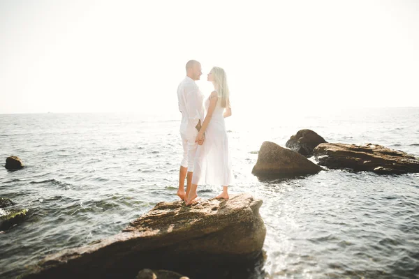 Po prostu ślub ślub para spaceru na plaży o zachodzie słońca. — Zdjęcie stockowe