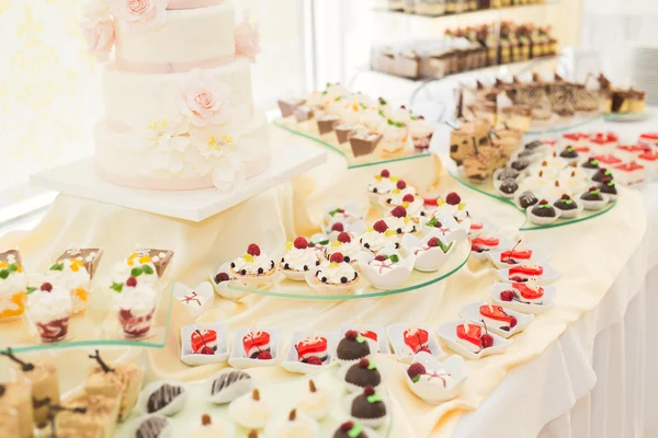 Deliciosa mesa de postre de barra de caramelo de recepción de boda —  Fotos de Stock