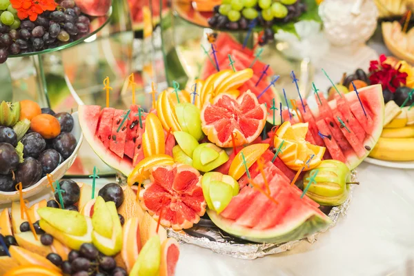 Várias frutas em fatias doces em uma mesa buffet — Fotografia de Stock