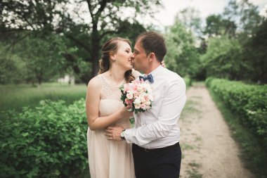 Lüks düğün çift, gelin ve damat parkta poz evli