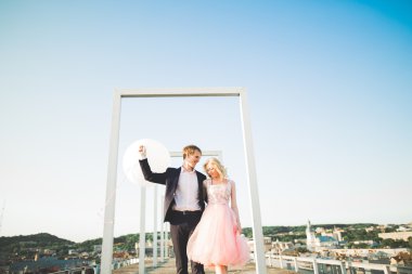 Sevgi dolu birkaç arka plan üzerinde batan güneşin. Yeni evli. Gün batımında yürümek