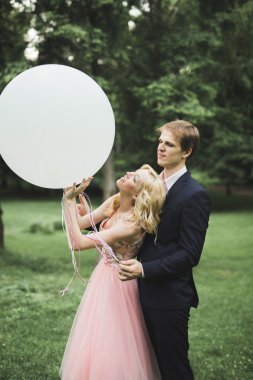 Sevgi dolu birkaç arka plan üzerinde batan güneşin. Yeni evli. Gün batımında yürümek