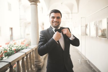 Arka plan eski kale üzerinde poz şık damat