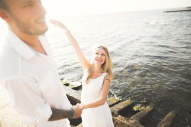 Gün batımında sahilde yürüyüş sadece evli evlilik çift.