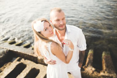 Gün batımında sahilde yürüyüş sadece evli evlilik çift.