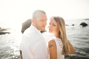 mutlu sadece evli genç düğün kutluyor çift ve güzel bir plaj gün batımında iyi eğlenceler