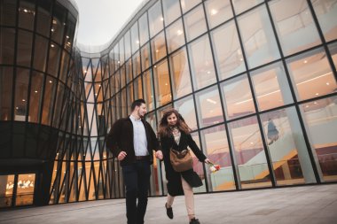 Şık sevgi dolu çift öpüşme ve yakındaki modern Binası sarılma